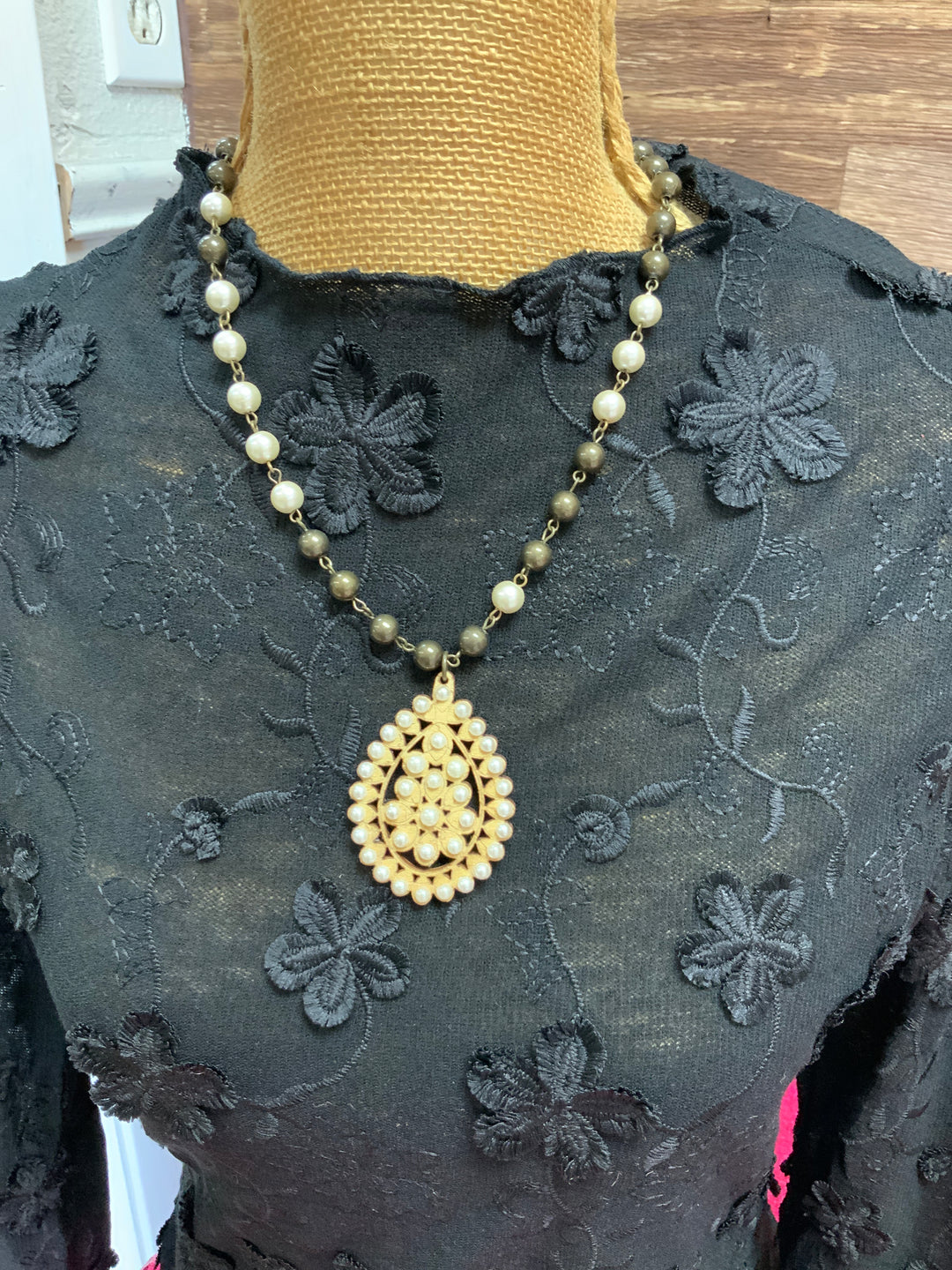 N-223GP Gold Crackle Wood with Pearls Stones