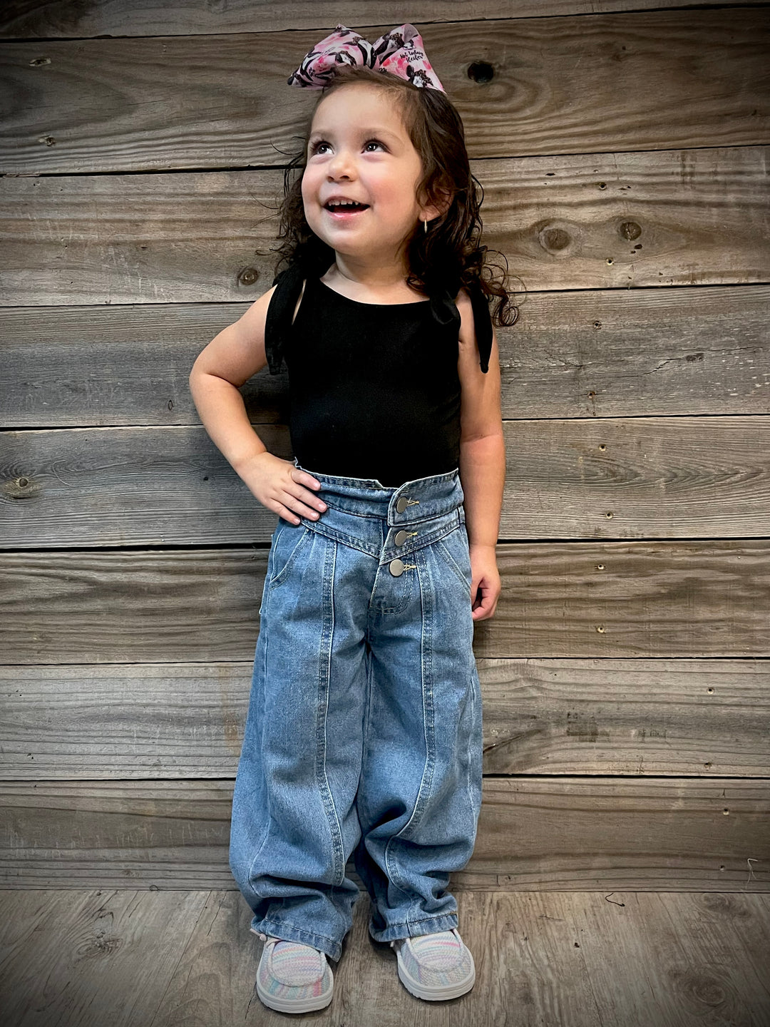 3 BUTTON DENIM PANTS WITH STRETCHABLE WAIST BAND.